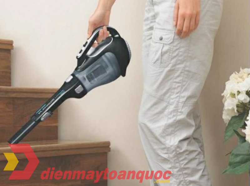 Máy hút bụi cầm tay dọn lông vật nuôi và bụi bẩn ở góc cạnh cầu thang